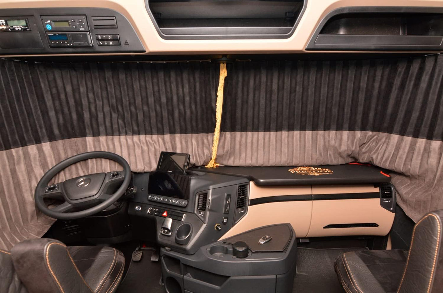 Cortinas Plisadas LÍNEA Prestige TIR/Truck para Cristales y Volantes, (Mercedes, Man, DAF, Scania, IVECO, Volvo, Renault, Ford) (Negro)