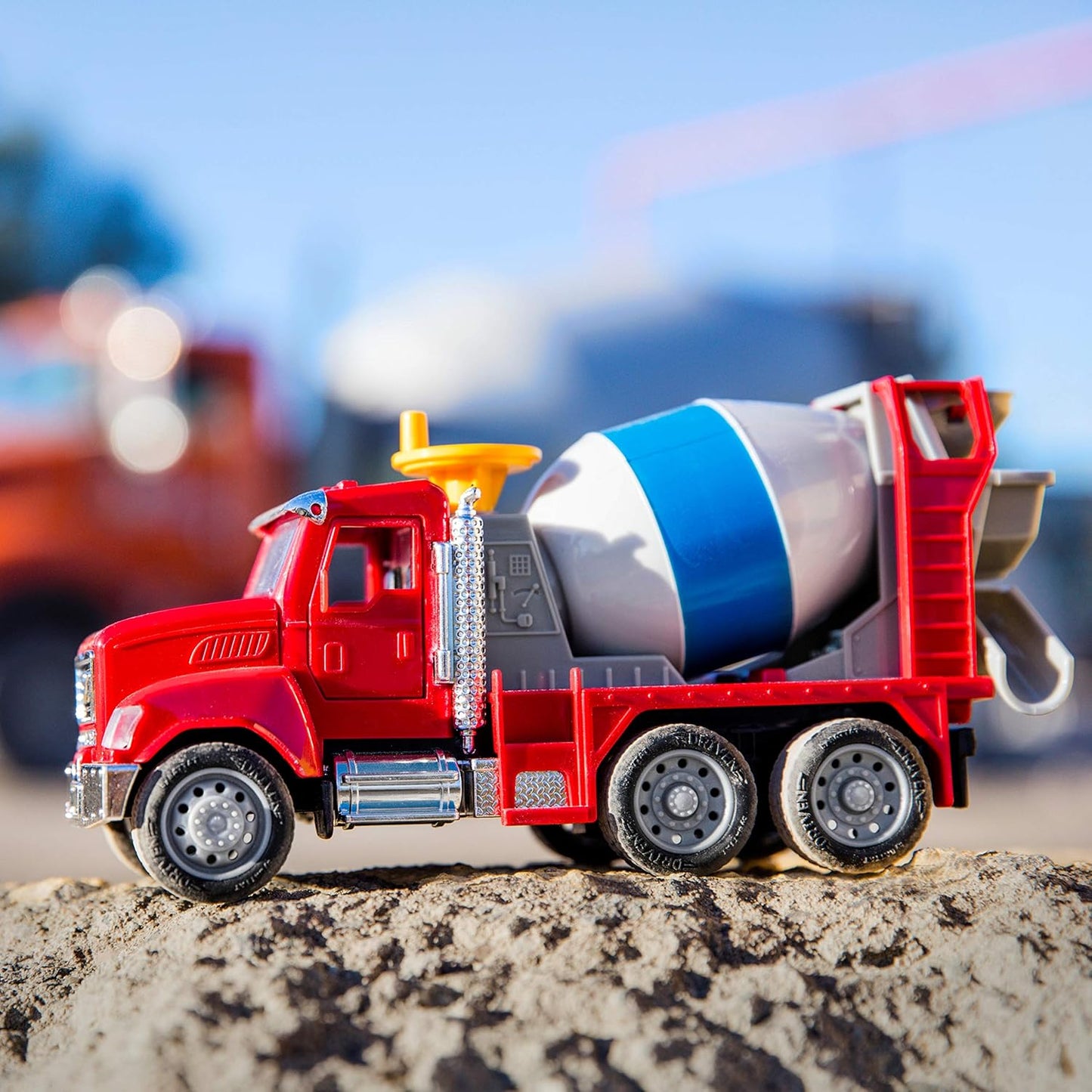 B. Driven by Battat – Camión de Cemento de Juguete para niños – Juguete de vehículo de construcción – Luces y Sonidos – Piezas móviles – 3 años + – Micro Mezcladora de Cemento